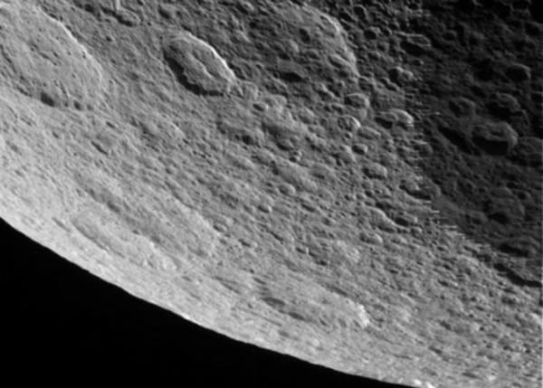 卡西尼探测器拍摄迄今最清晰的土卫五表面结构