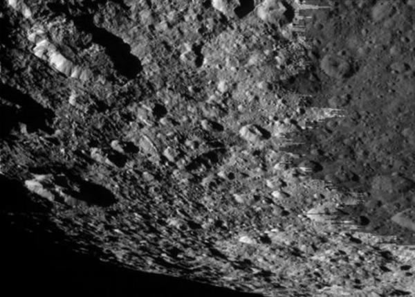 崎岖的表面结构证实这颗卫星曾与太空岩石发生剧烈碰撞