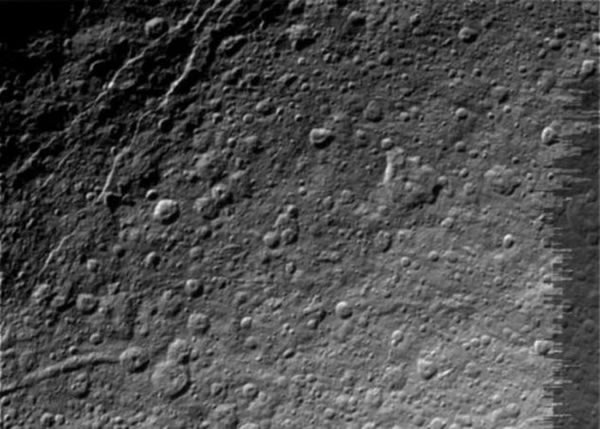 这张照片呈现出土卫五表面清晰的结构特征