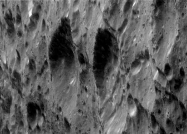 卡西尼探测器终极之旅拍摄到的土卫五表面