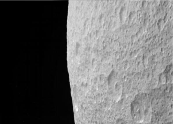 土卫五的背面一侧,科学家称这可能是人们有生之年观察到最清晰的土卫五表面