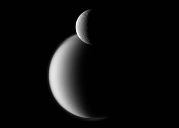 卡西尼探测器拍摄到的土卫五和土星系统最大的卫星——土卫六