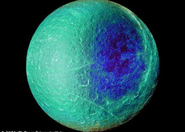 图像处理之后的土卫五,呈现出美丽的蓝绿色表面