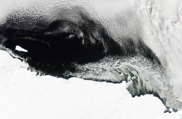 这张来自NASA的图片中,清楚显示了南极大陆东部莫森海岸附近的B-15T冰山,这是世界上记录的最大冰山的残留