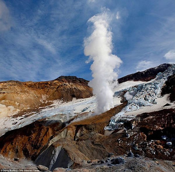 俄罗斯穆特洛夫斯基火山附近洞穴的美景