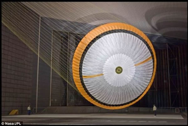 “好奇”号的降落伞是同类型降落伞中最大的,直径在65英尺(约合20米)左右,其白色与橙色部分之间的缝隙能够防止降落伞在“好奇”号下落过程中撕裂