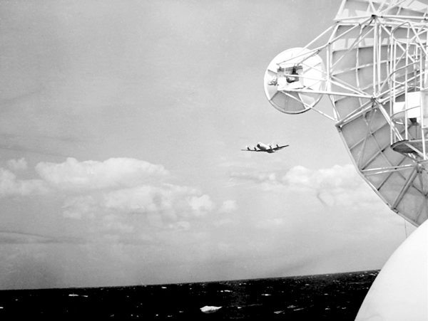 远航期间,一架美国军机向我编队方向飞来。