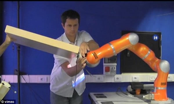 �о�С����Ա���ڽ��ڻ��������Э����װ�Ҿ�