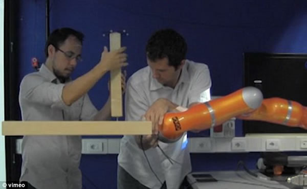 ������о���Ա�������һ�֡������˹��ѡ����ܹ�Э������һ��װ�Ҿ�