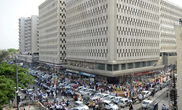 当地时间2013年4月16日,巴基斯坦卡拉奇,地震后从大楼中疏散的人群。伊朗巴基斯坦交界处发生7.8级地震,整个中东地区都有震感。