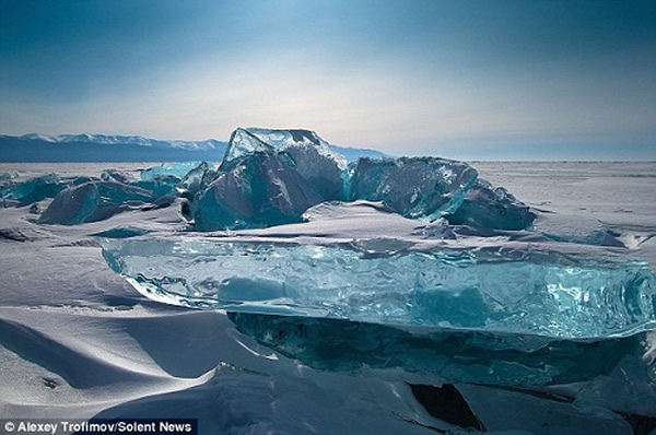 贝加尔湖上的壮美冰丘