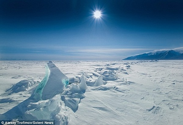 贝加尔湖上的壮美冰丘