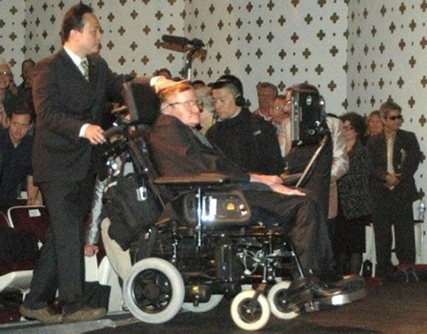 霍金在加州理工学院进行演讲