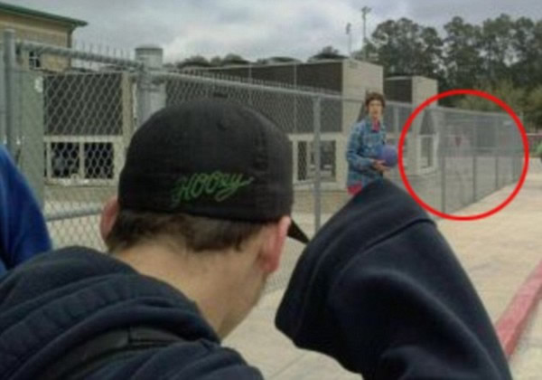 侄子转身躲避镜头,一只「西装鬼影」悄悄站在远处。