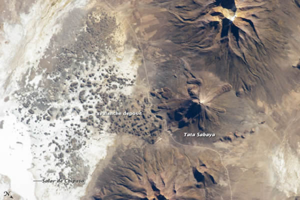 这幅照片是国际空间站的宇航员于2013年4月8日拍下的,照片中央就是塔塔萨巴亚火山。