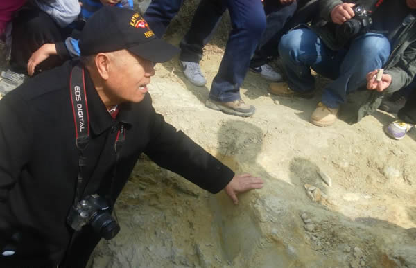 袁宝印介绍发现的石铺地面