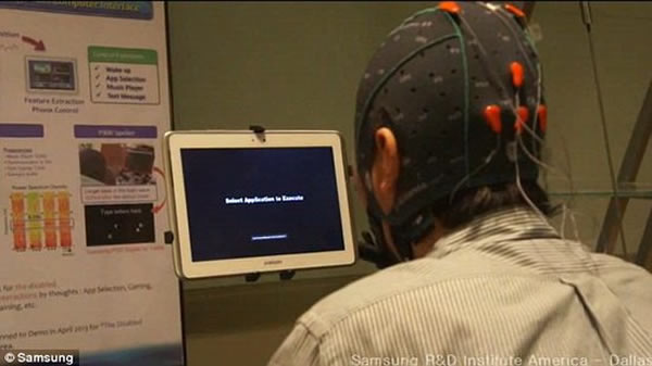 三星公司最新研制一种意念控制平板电脑系统,用户仅通过意念便能完成日常的电脑操作,例如:接收电子邮件,选择播放乐曲