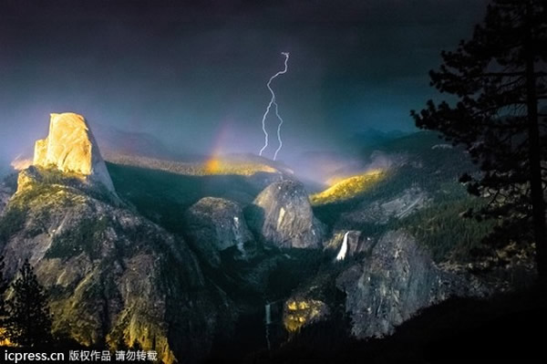 美国优胜美地国家公园闪电穿透彩虹
