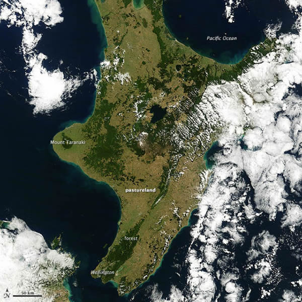 卫星于2013年4月10日拍摄照片