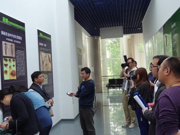 冯伟民研究员介绍特展情况