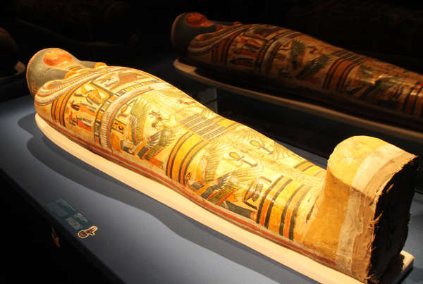 在新加坡滨海湾金沙艺术科学博物馆展出的“木乃伊:古墓之谜”古埃及文物展中,镇展之宝牧师内斯佩伦努布的木乃伊