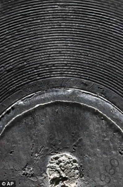 唱片上的凹槽特写。借助于现代技术,沉寂了100多年的老唱片得以再度播放