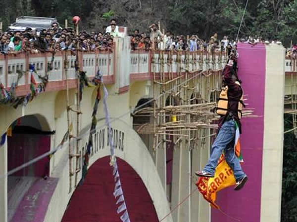 罗伊的马尾卷入钢索上的小轮圈,他拼命尝试抓住另一条绳索往前移动却不果,现场观众看了都目瞪口呆。