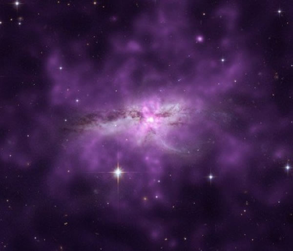 钱德拉与哈勃空间望远镜的合成图像显示了NGC 6240星系中炙热气体云与离散物质的分布情况