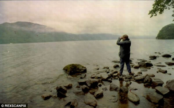 英国大学生在爱尔兰福伊尔河拍摄到巨大“水怪”?