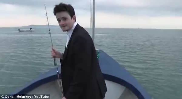 英国大学生在爱尔兰福伊尔河拍摄到巨大“水怪”?