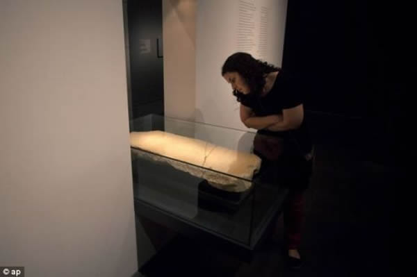 博物馆的一名工作人员注视着加百列石板。加百列石板将在耶路撒冷的以色列博物馆展出