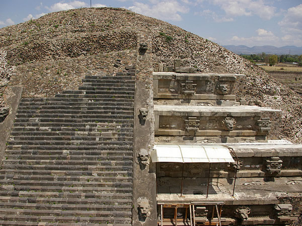 羽蛇神庙金字塔是特奥蒂瓦坎古城遗址的第3大金字塔