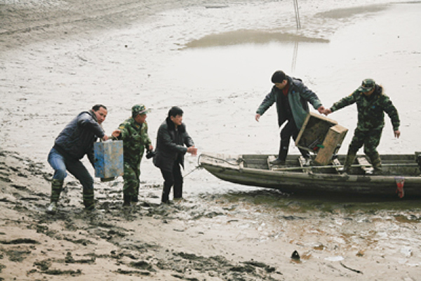 徐亚平带领志愿者同仁们协助当地部门打击非法电捕鱼