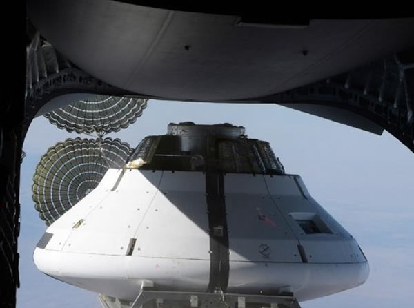 NASA的猎户座飞船进行降落伞系统测试,图中两个风向指示筒可将飞船拖出C-17的货舱