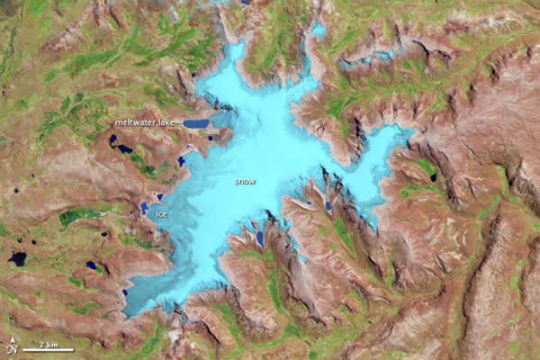 卫星照片展示了秘鲁的凯尔卡亚冰盖在过去几十年中的萎缩。