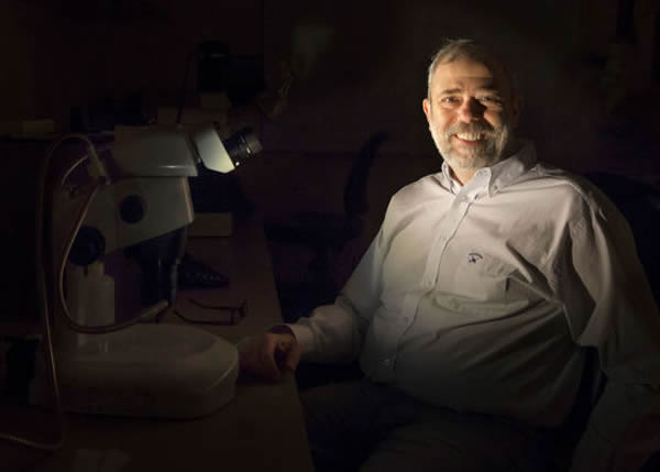 主持这样研究工作的萨尔教授,一位来自美国布朗大学的地质学家。他和研究表明月球上的水分与地球上的水分可能拥有共同的起源