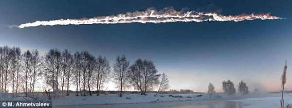 卡西尼号太空探测器探测到的撞进土星光环的流星体尺寸类似于2月在俄罗斯上空飞驰而过的流星体。