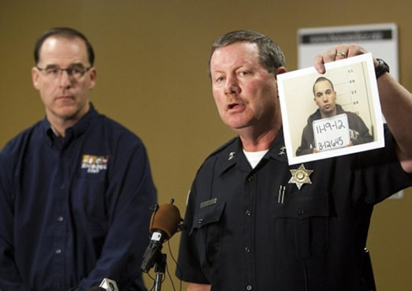 博伊西警长迈克尔·马斯特森(右)和博伊西动物园主管史蒂夫·伯恩斯在去年11月宣布逮捕沃特金斯。