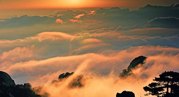 天柱山出现百年难遇的金色云海奇观