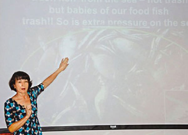 薛绮雯指,由于过度捕捞,全球至少42种石斑鱼有存活威胁。