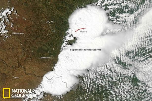 当地时间5月20日,一个超级单体雷暴在俄克拉荷马州中部生成了一个破坏力惊人的龙卷风。NASA的Aqua卫星于当地时间下午2:40捕捉到了这一画面,图中红线即龙卷
