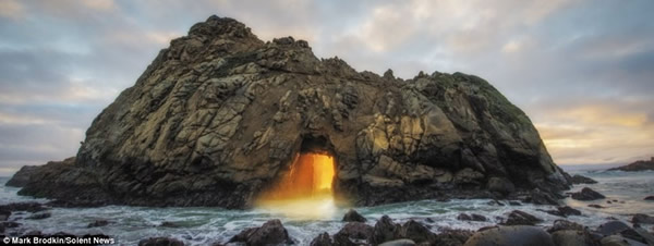 美国加州海滩一年一现神秘橙光奇观