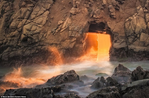 美国加州海滩一年一现神秘橙光奇观