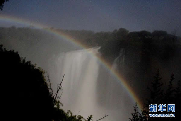 维多利亚大瀑布上出现月虹
