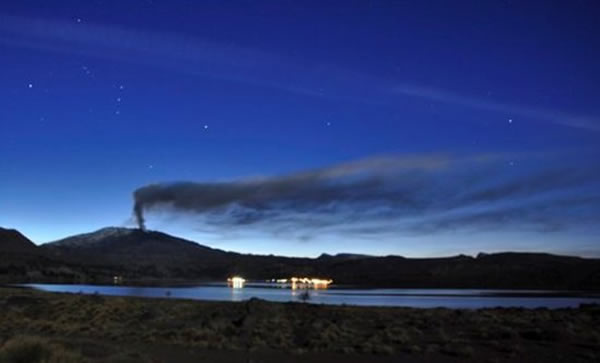 �¿���Τ��ɽ�����緢�ļ��󣬻�ɽ�Һ����������ӣ�����͢��������Ա������ɽ�緢��ɫ��������ɢ��ɽ��������3000����