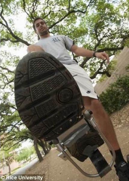 工程系大学生朱利安-卡斯特罗正在展示最新研制的发电鞋——“PediPower”