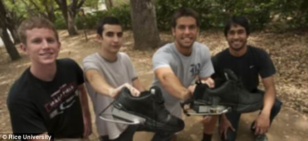 参与设计的四位大学生,他们共同研究一款发电鞋,当人们行走时能够采集和存储电能