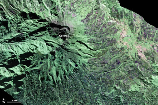 第一幅照片是一幅雷达扫描图像,由湾流C-20A飞机上搭载的无人机合成孔径雷达(UAVSAR)拍摄于2013年3月13日。