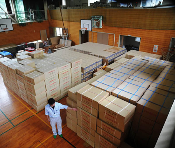 曾遭遇海啸高度创日本纪录的高知县黑潮町。当地这所小学已停止运营,学校的体育馆现在成了“备用物资仓库”