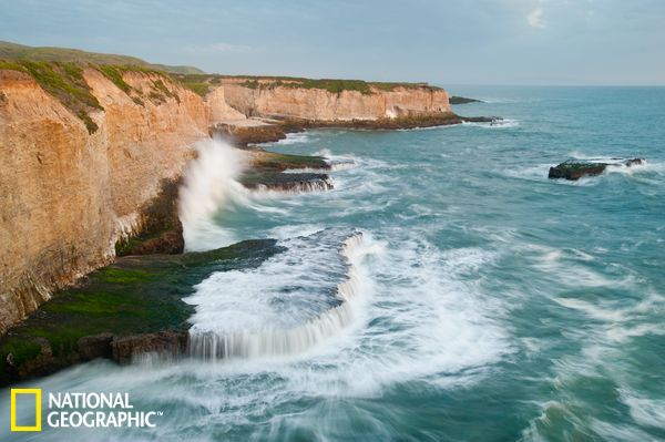 浪花拍打在加州蒙特利湾的悬崖峭壁上
